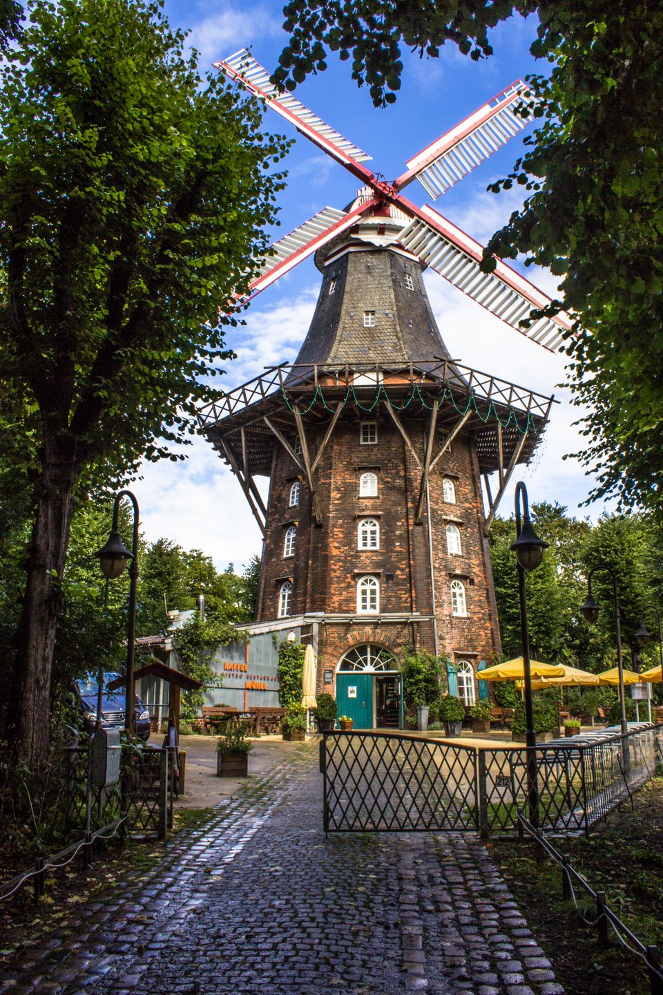 Pathway to Mühle Am Wall, Bremen, Germany