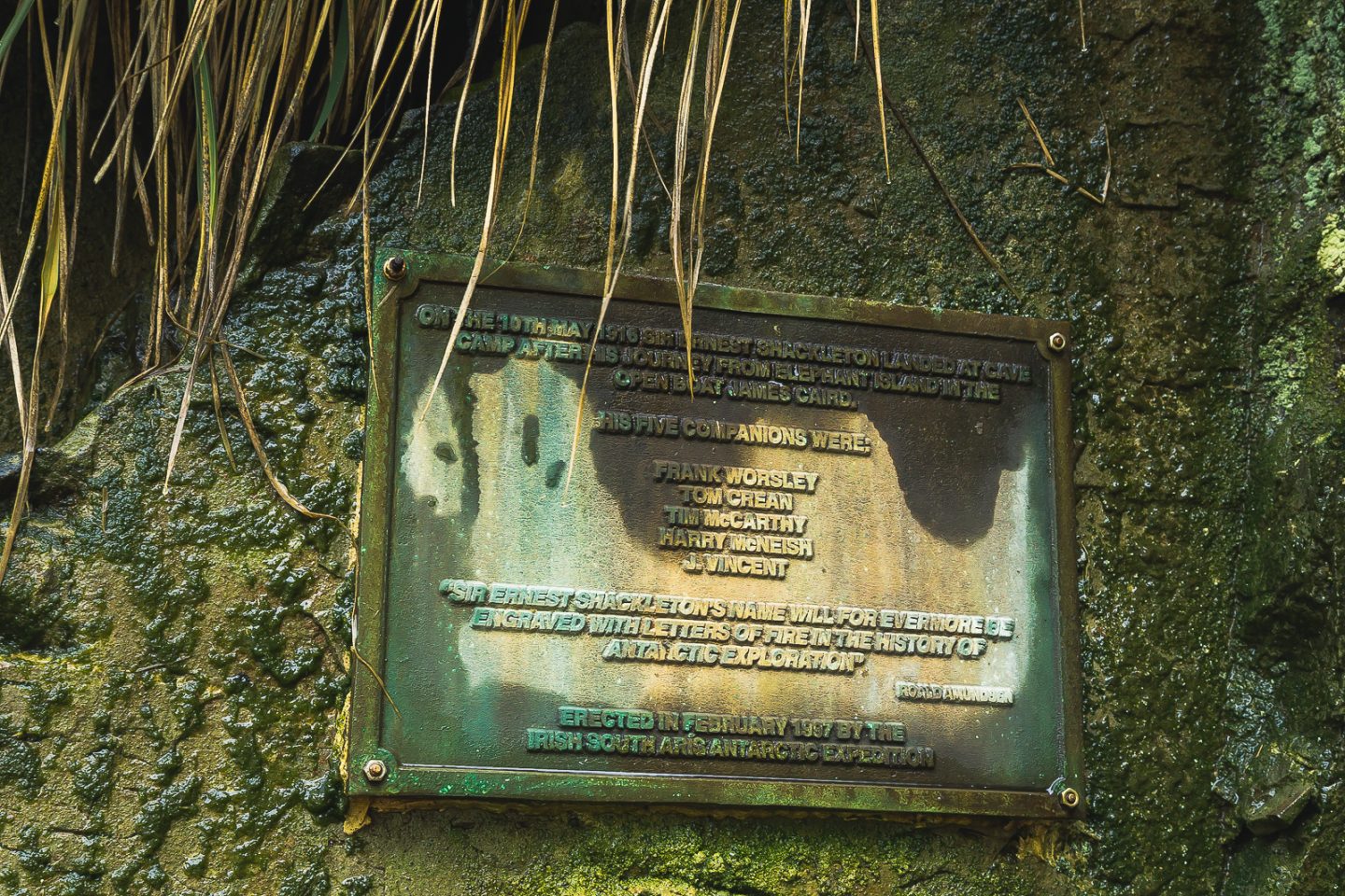 Plaque in honor of Sir Ernest Shackleton and co.