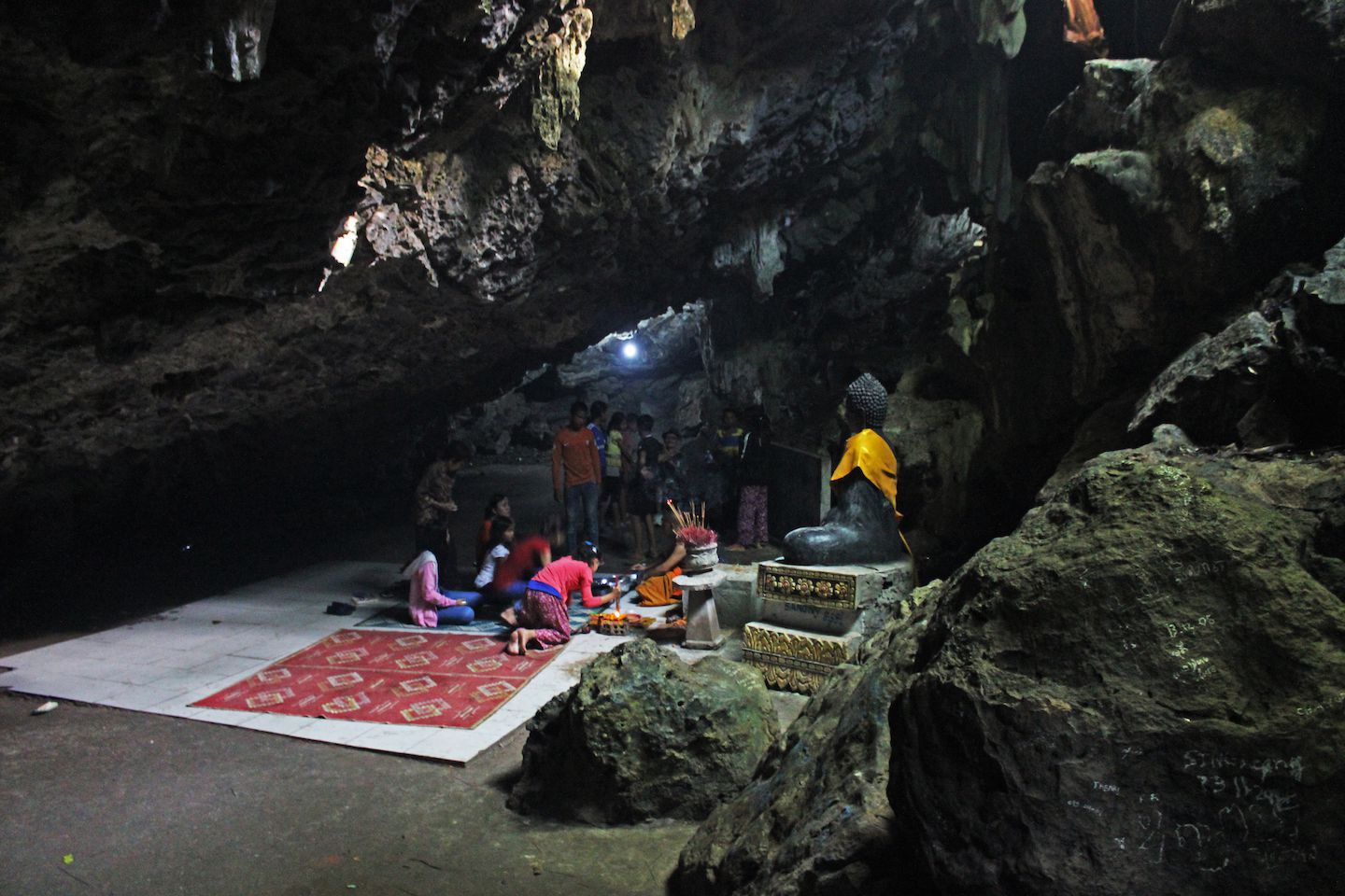 Buddhist temple inside the caves in Mount Sampeou