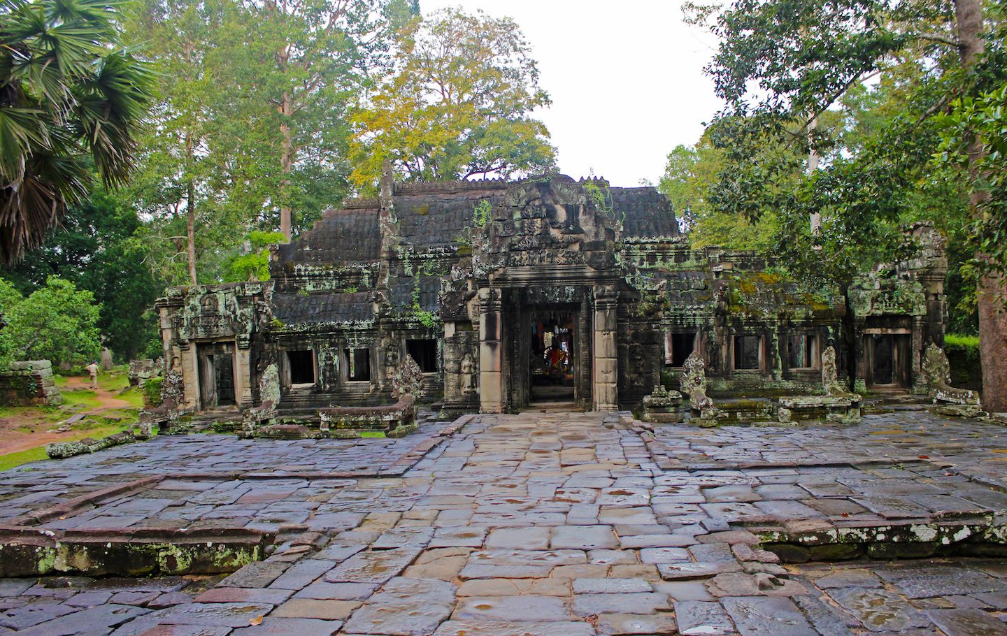 Causeway into Banteay Kdei