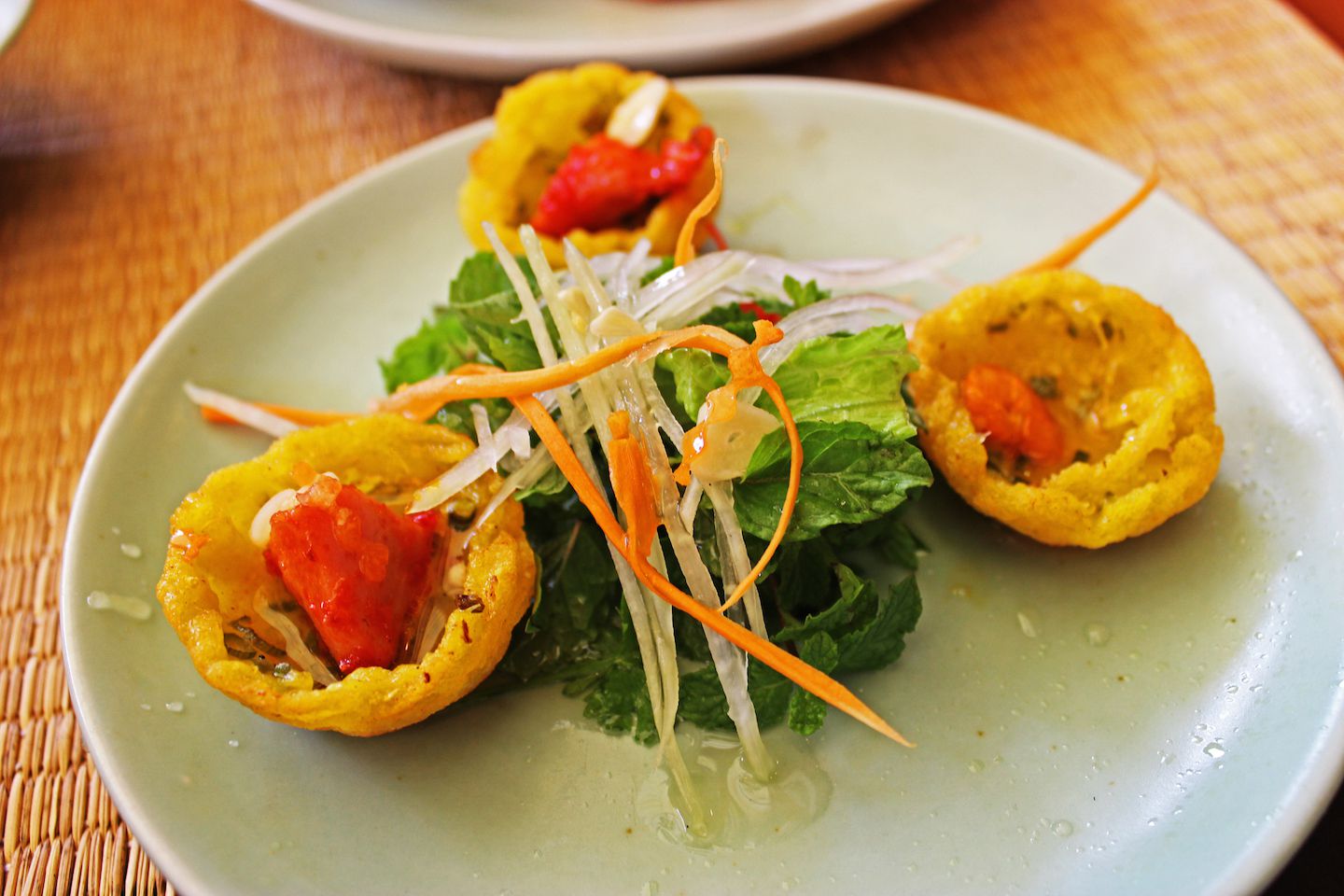 Crispy baby pancakes served with vegetables