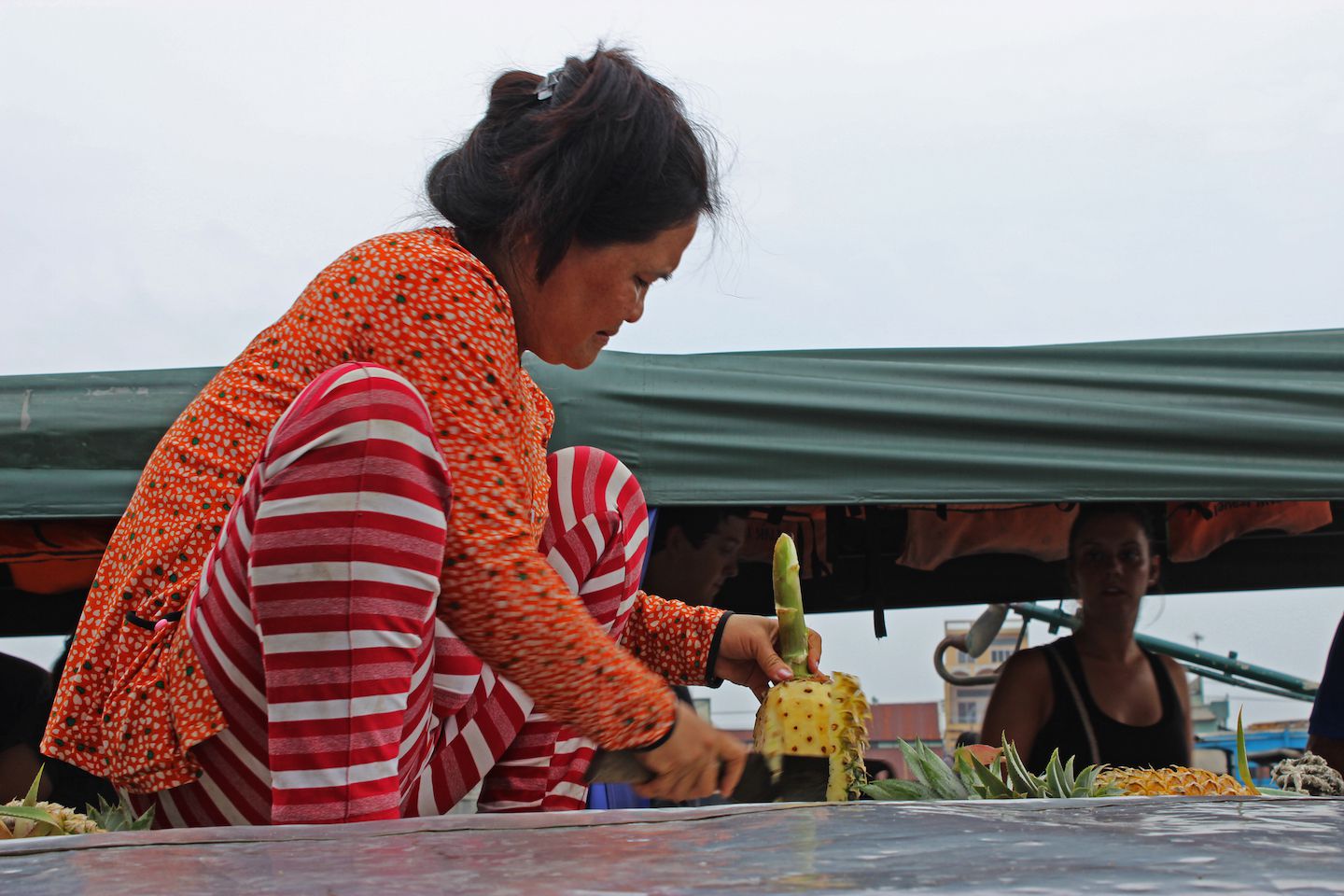 Cutting a pineapple on the spot