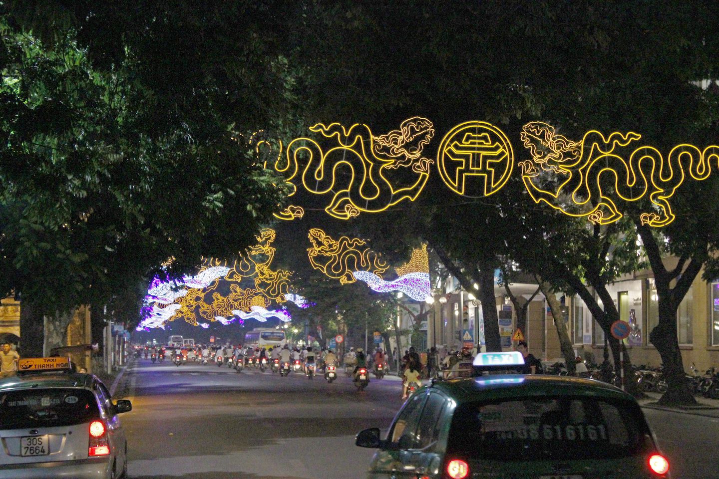 Dinh Tien Hoang road next to Hoan Kiem Lake