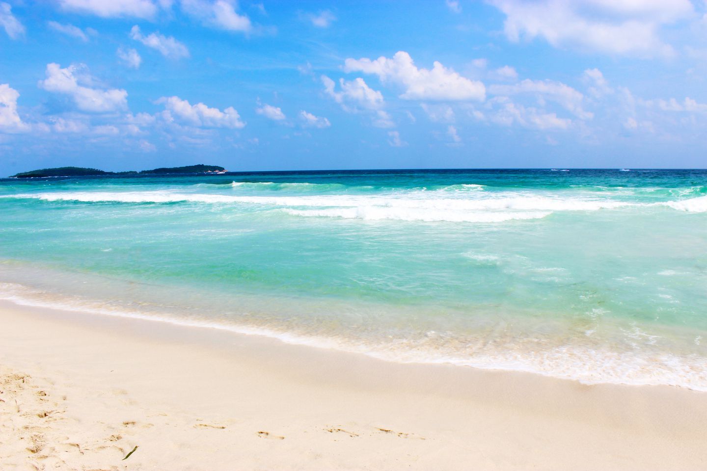 Emerald blue color of the water at the Chaweng Beach, Koh Samui, Thailand