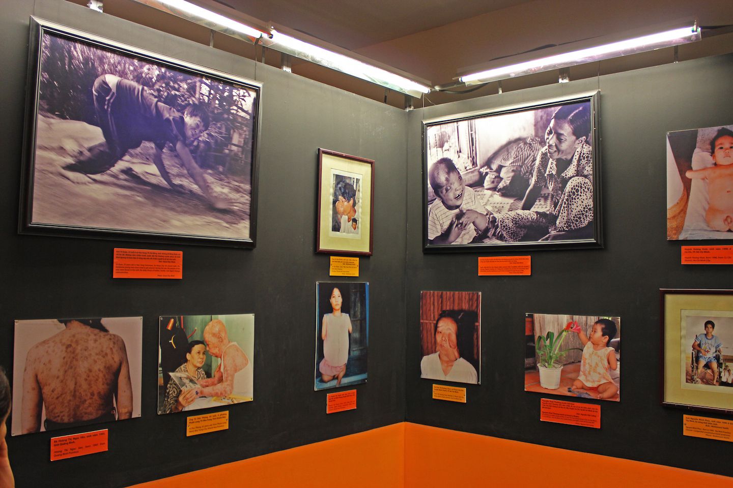 Gallery with pictures of victims of Agent Orange