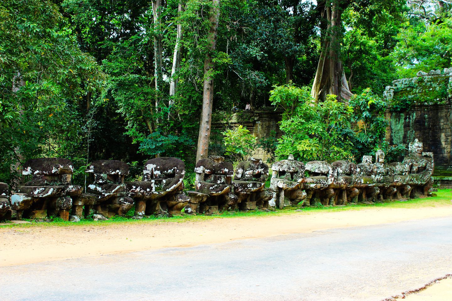 Gods pulling the Naga at the Victory Gate