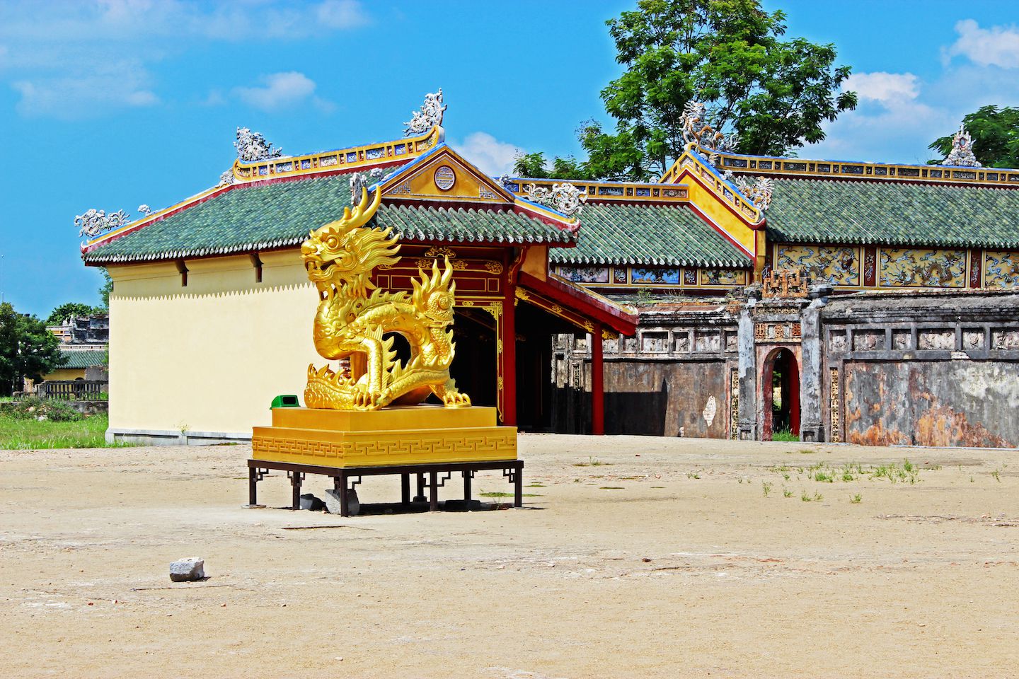 Golden dragon statue placed at the emperor's chamber