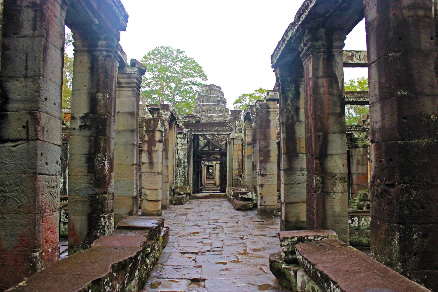Inner corridors of Banteay Kdei