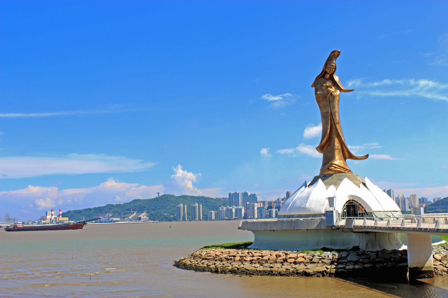 Kun Iam statue