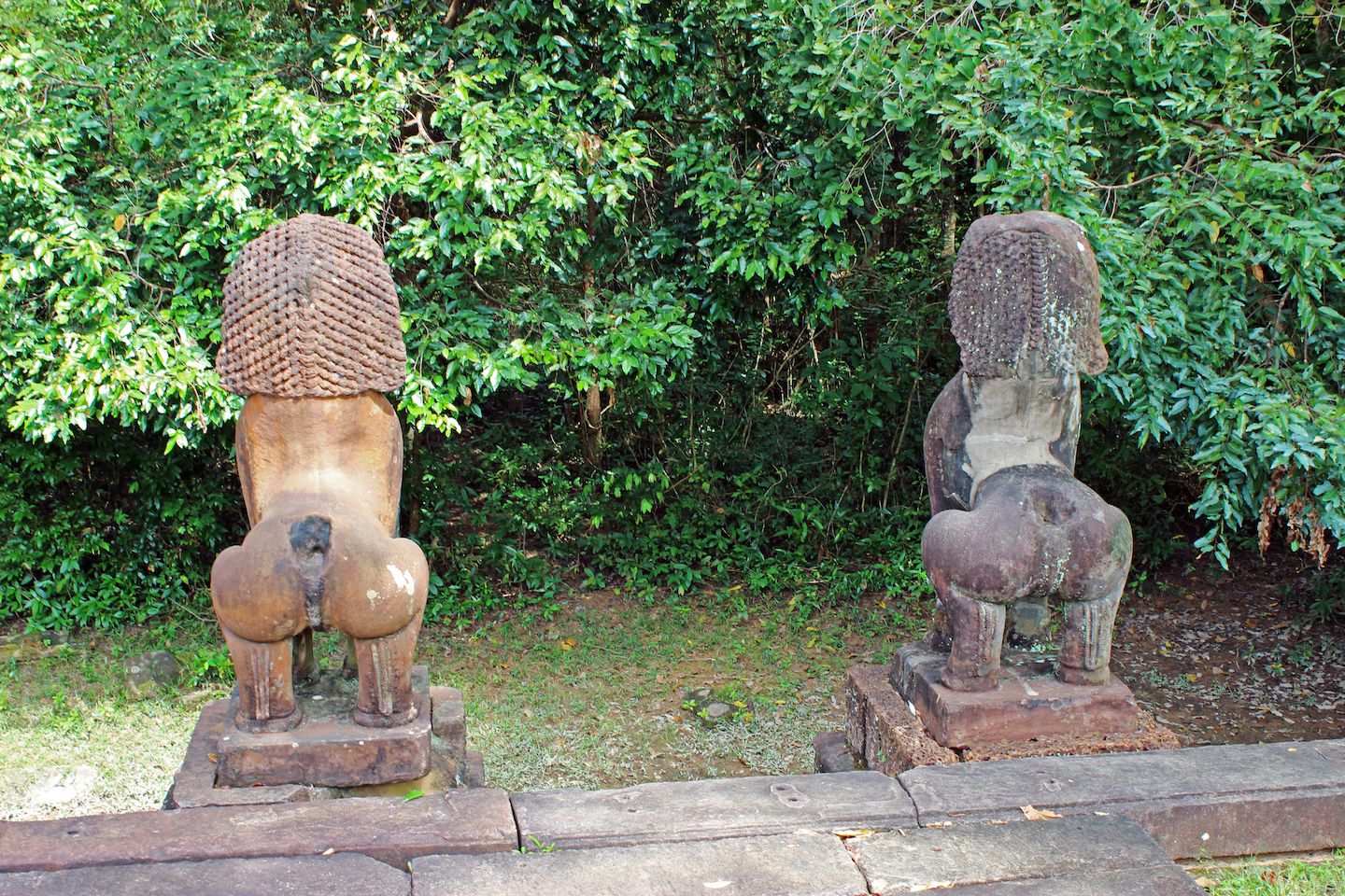 Lion statues at Banteay Samre