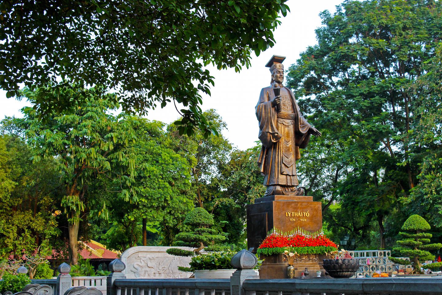 Ly Thai To Statue