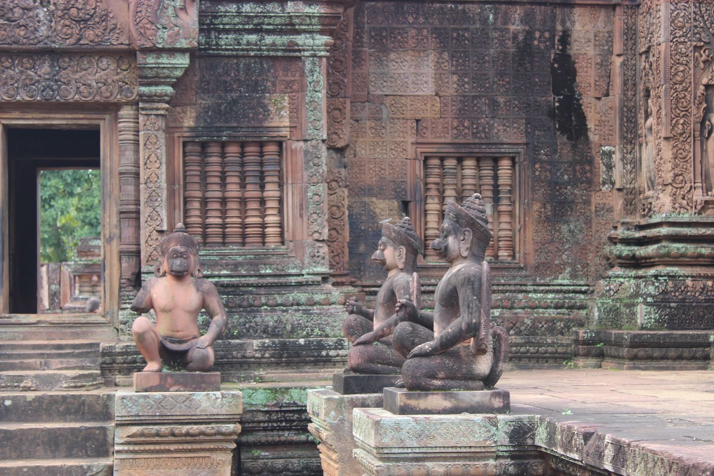 Monkey statues at Banteay Srei