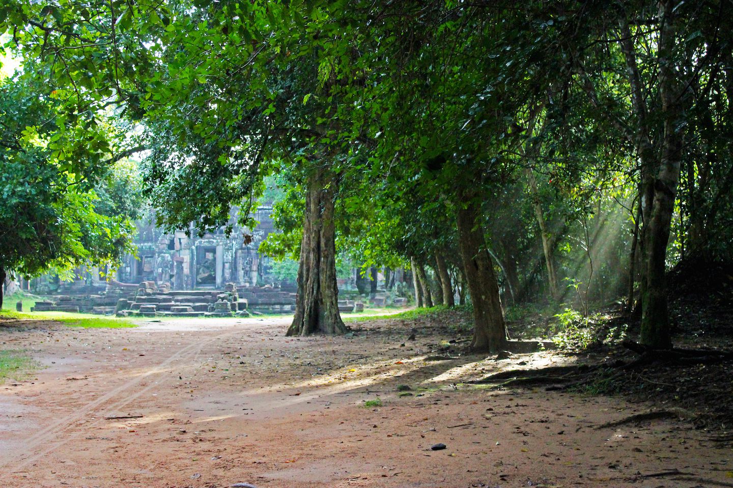 Road leading to Banteay Kdei