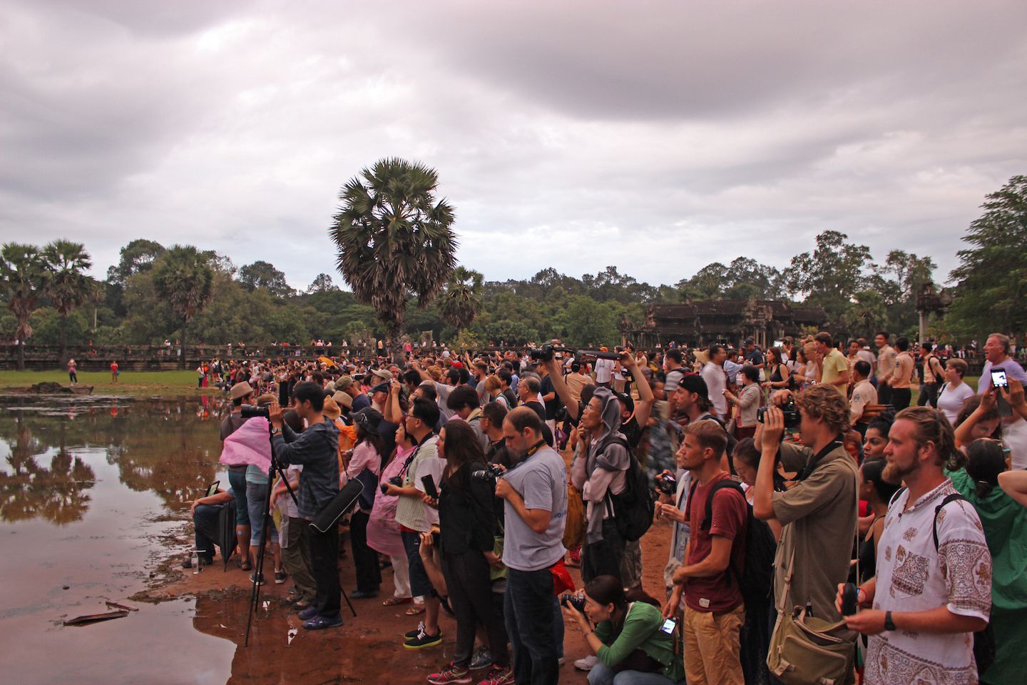 Second attempt: crowd around the pond of Angkor Wat