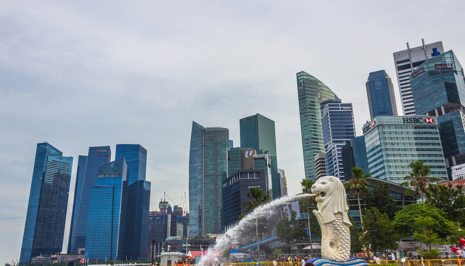 View of the Merlion and the skyscrapers in Singapore