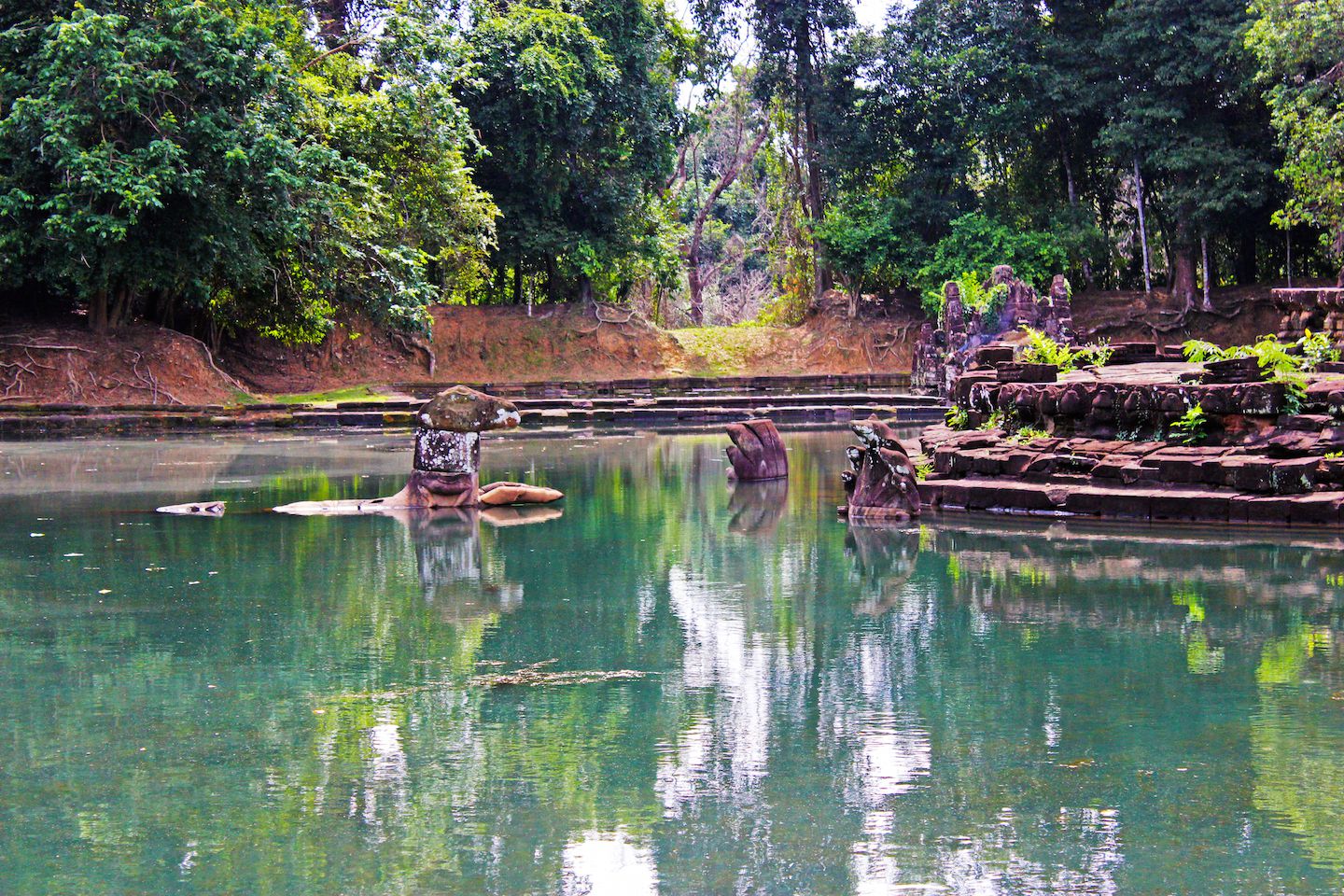 Statues at Neak Pean