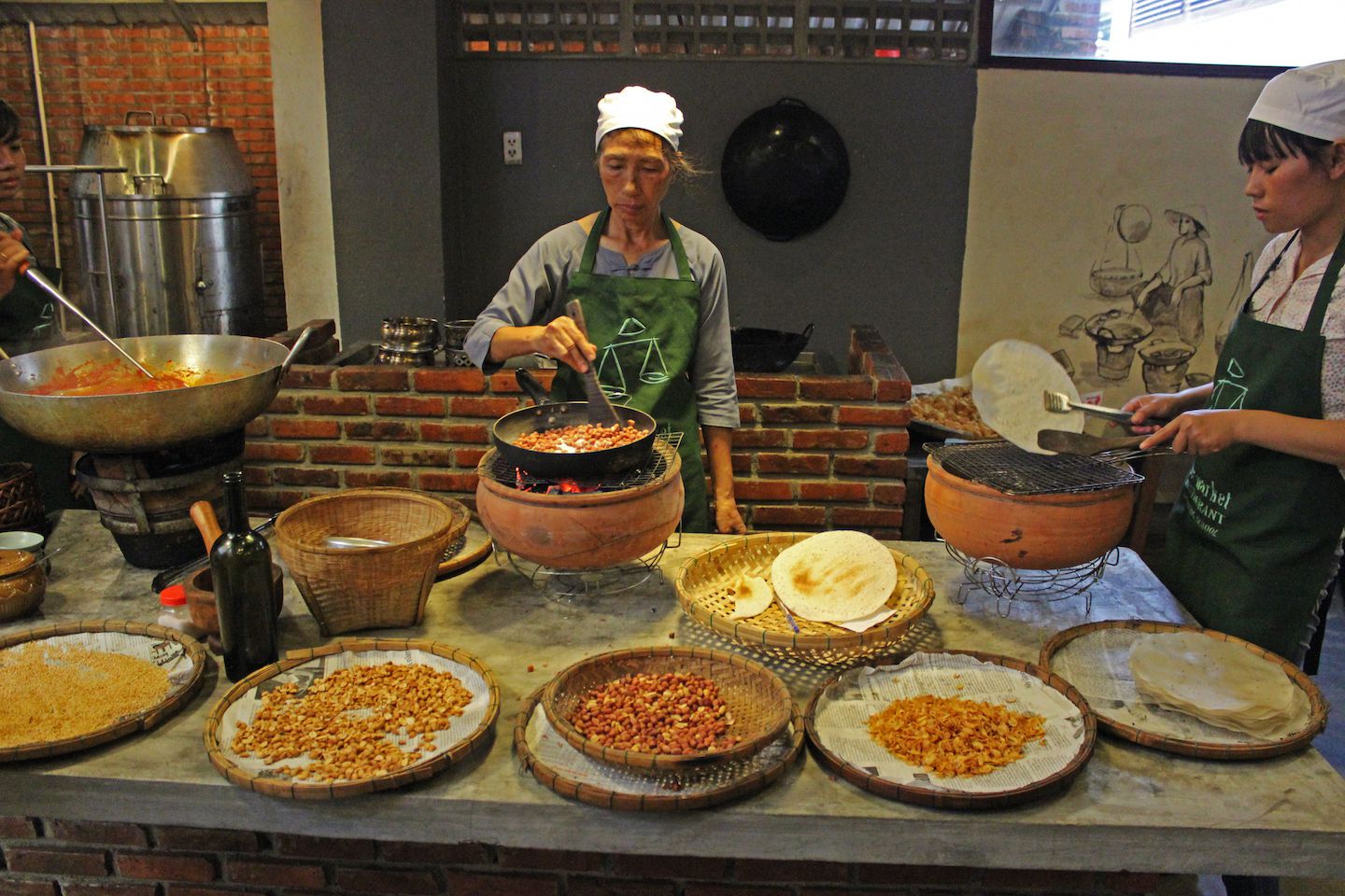 Toasting rice paper and cooking peanuts