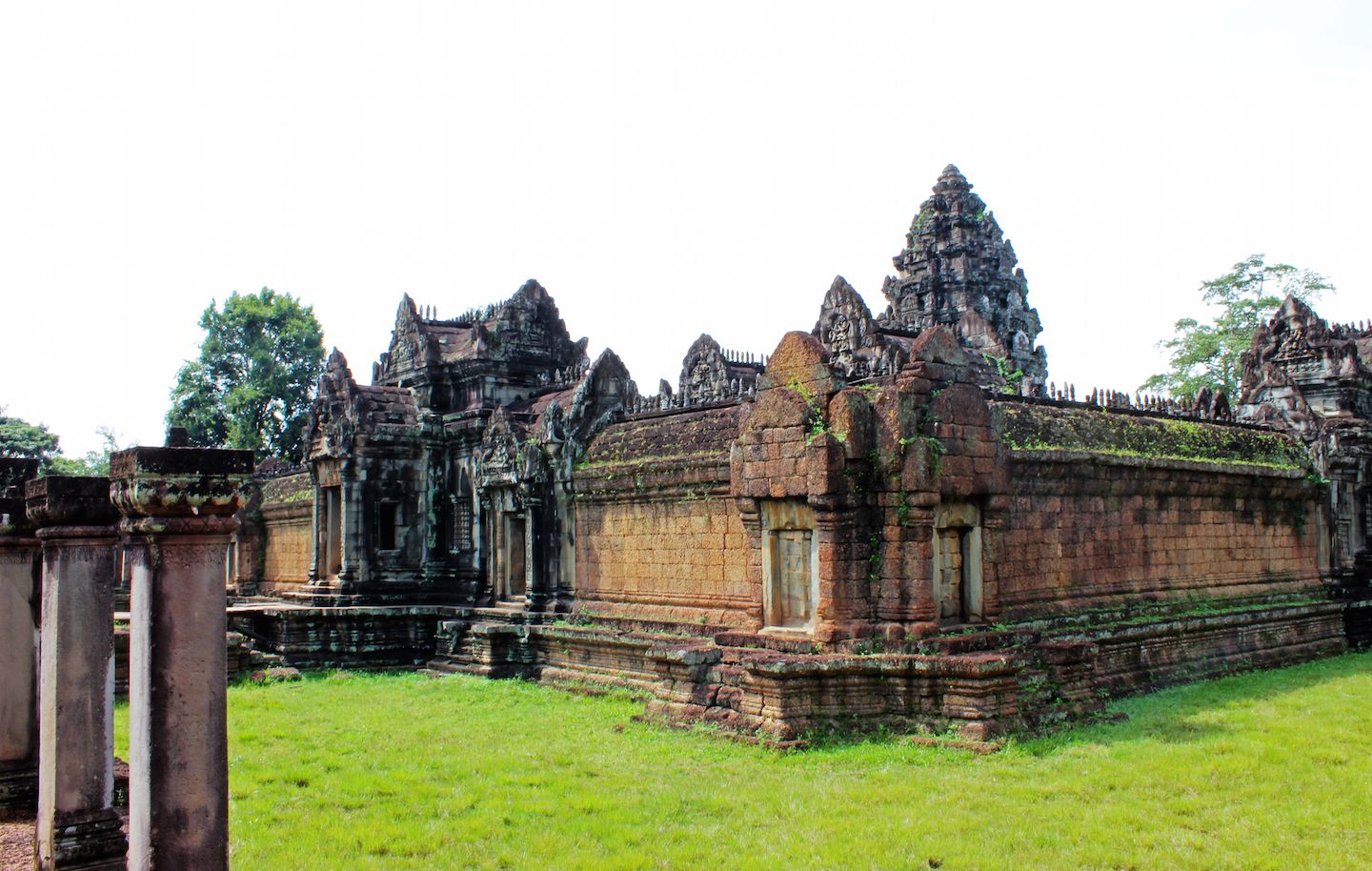 View of the outer walls of Banteay Samre