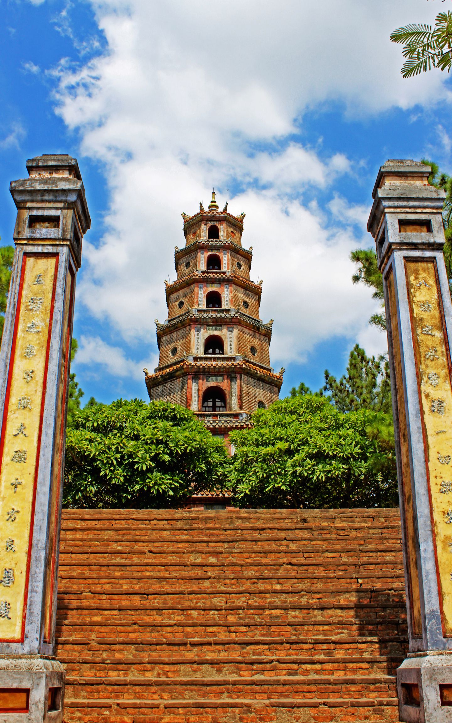 Way up to Thien Mu Pagoda